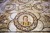 Aquileia (Udine) - l'interno della basilica patriarcale (XI e XIV sec), dettaglio di figura di donna della parte centrale del mosaico pavimentale (IV sec). 